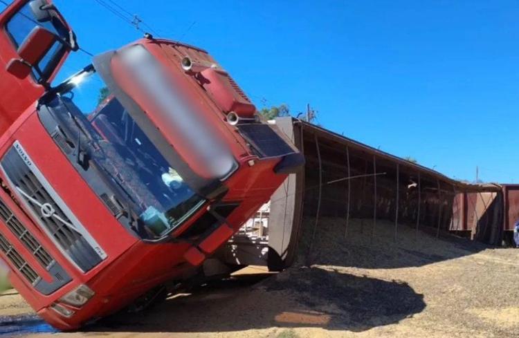 Carreta é atingida por locomotiva em linha férrea de Cruz Alta