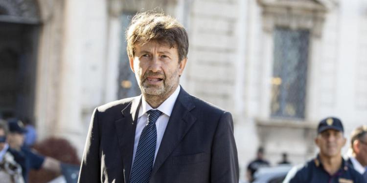 La confessione di Dario Franceschini: "Ho il Parkinson, una botta tremenda". A tutti gli altri malati: "Non isolatevi, continuate a vivere"