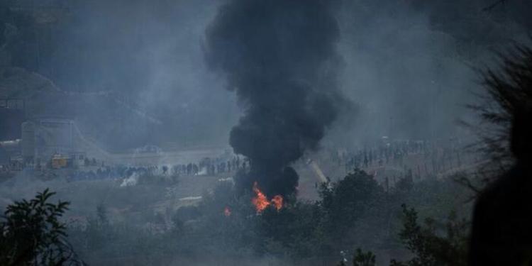 Corteo No Tav, centinaia di incappucciati all'assalto del cantiere della Torino-Lione: 60 feriti e mezzi delle forze dell'ordine in fiamme
