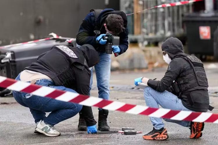 Macron diz que tiroteio nos arredores de Paris foi 'ataque terrorista e racista'