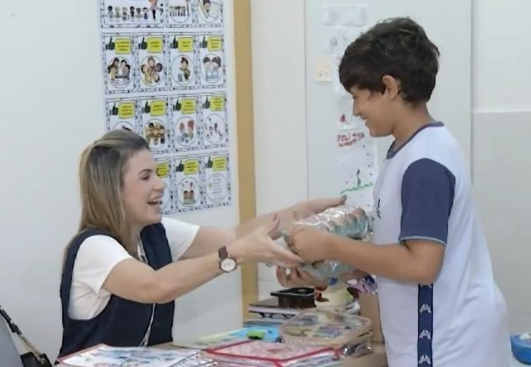 ‘Vem gente de fora comprar’, diz menino de 11 anos que virou empreendedor na produção de ovos