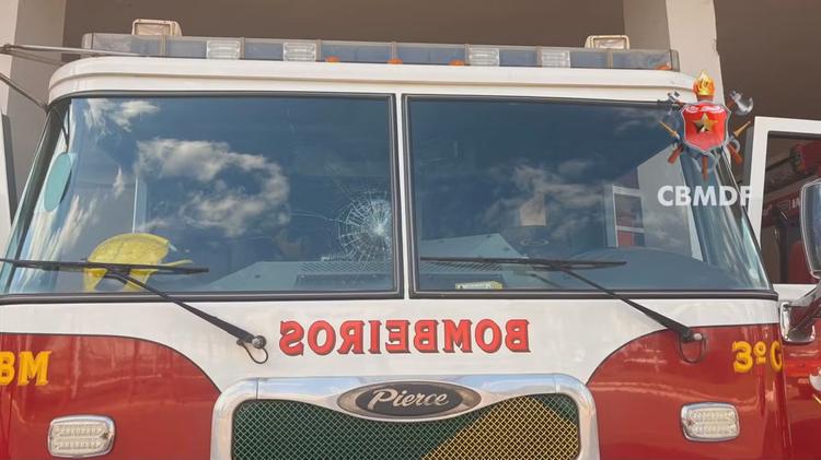 Bombeiros dizem ter sido agredidos com pedras durante combate a incêndio na Estrutural, no DF