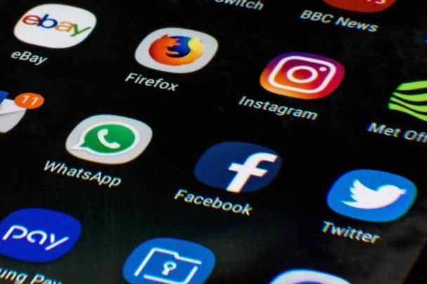 بريطانيا تمنع مَن هم دون 16 عاماً من استخدام مواقع التواصل