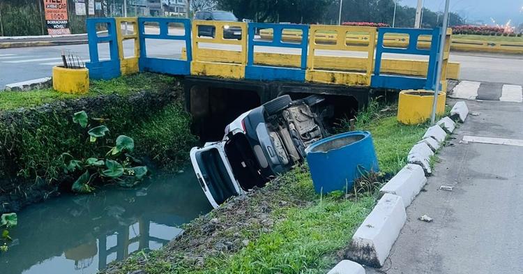 Motorista abandona carro alugado após cair em vala em Itajaí