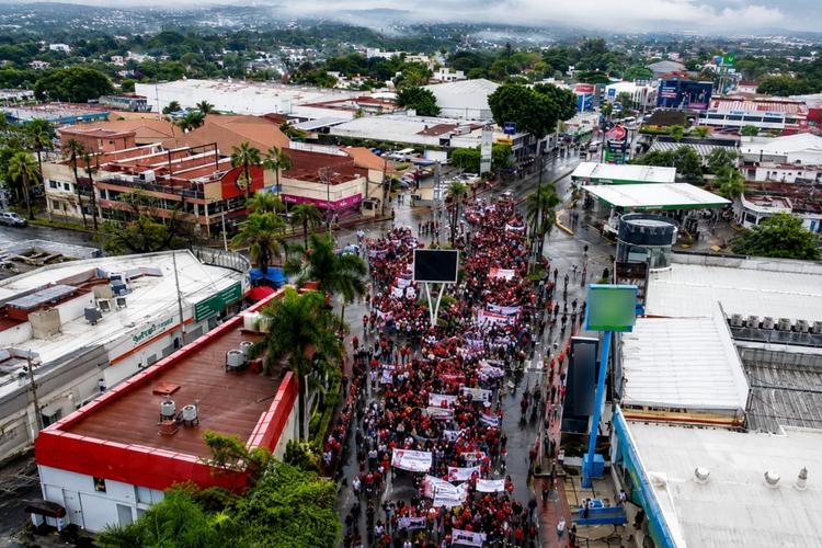 ¡Tome previsiones! Caos total en el Centro de Cuernavaca: Marcha de la CNTE cierra la avenida Morelos Sur