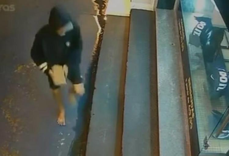 Homem tenta quebrar porta de loja com paralelepípedo no Centro de Itaperuna; VÍDEO