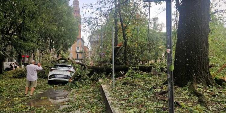 La furia del maltempo sulla Lombardia. Tromba d'aria e grandine a Cremona, danni al Duomo