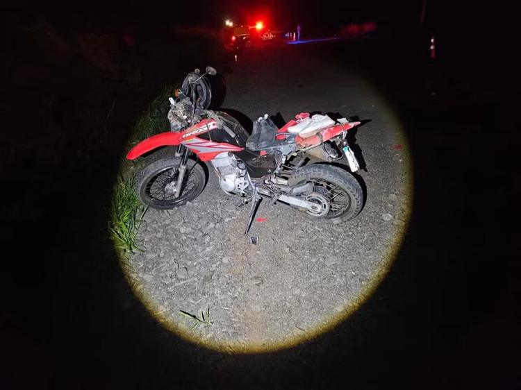Mulher morre e homem fica ferido após colisão entre moto e caminhão em rodovia de MS