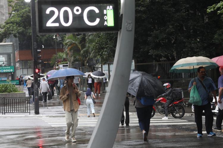 Frente fria avança por São Paulo e mantém semana fria e chuvosa