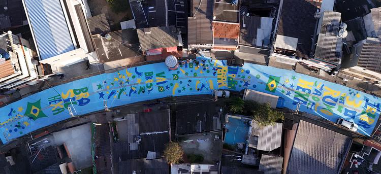 VÍDEO: drone mostra ruas coloridas de verde e amarelo em comunidades de SP pintadas às vésperas da Copa