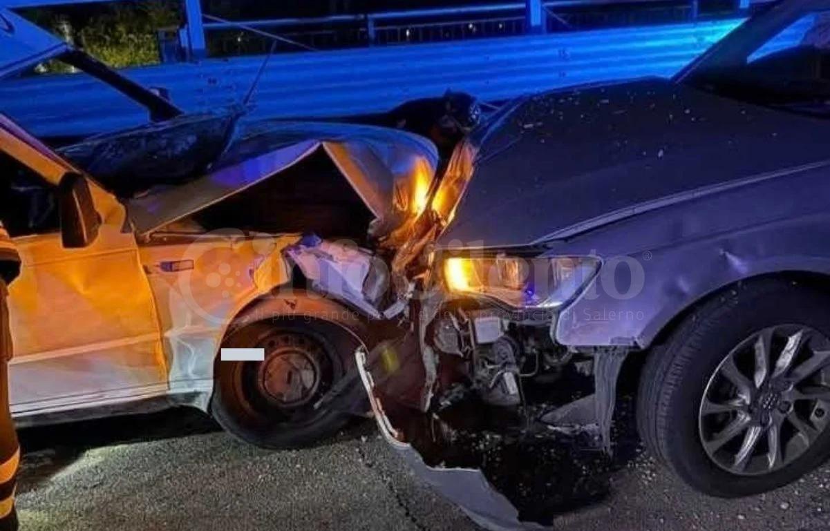 Scontro tra furgone e auto a Pontecagnano: tre feriti, uno è grave