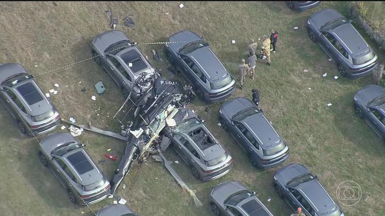Investigadores recolhem peças dos helicópteros que colidiram no ar no Rio; imagens mostram momento em que aeronaves batem