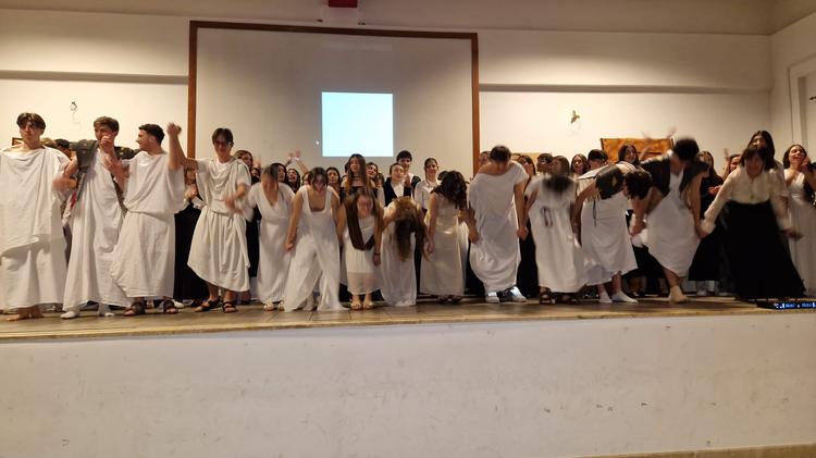 Al Liceo Impallomeni la XII edizione della “Notte Nazionale del Liceo Classico”. Sul palco oltre 100 alunni contro la guerra