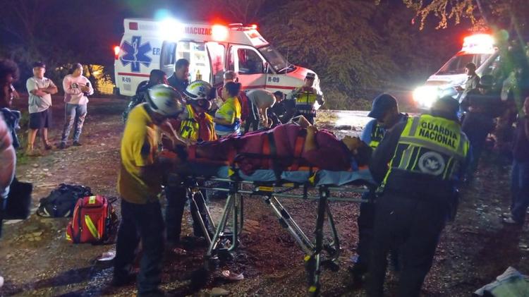 Viaje de terror: Volcadura de autobús Futura deja 26 lesionados en curvas de Coatlán del Río
