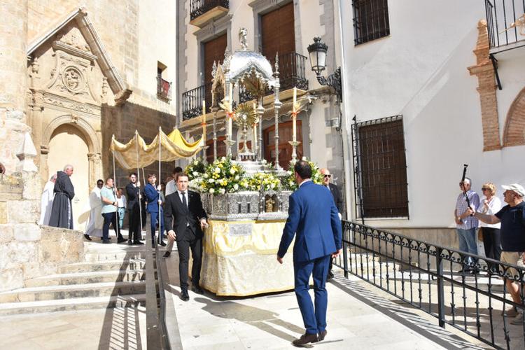 La Custodia, acompañada de decenas de vecinos, volvió a recorrer las calles de Baza