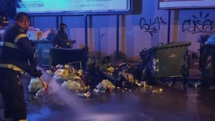 Taranto, cassonetti rifiuti a fuoco in via Lago Trasimeno