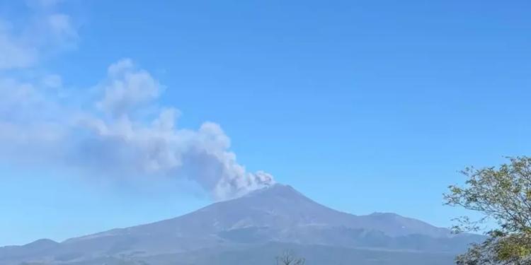 Etna, allerta rossa per emissione di cenere: chiuso un settore dello spazio aereo, massimo 10 aerei l’ora in arrivo all’aeroporto di Catania