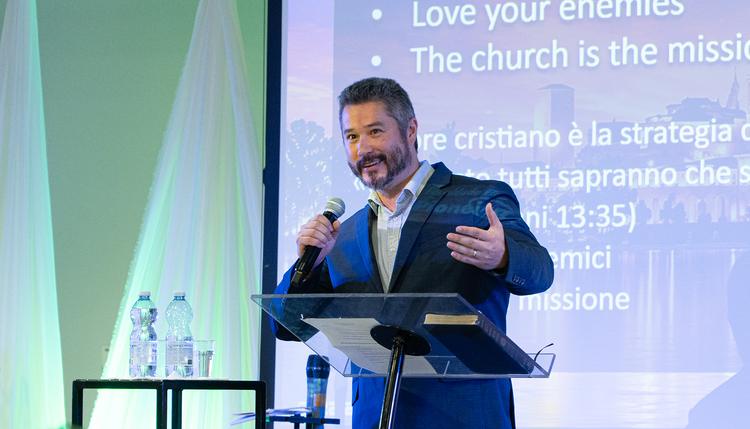 “Não se pode amar Jesus e rejeitar sua noiva”, diz pastor sobre ‘desigrejados’