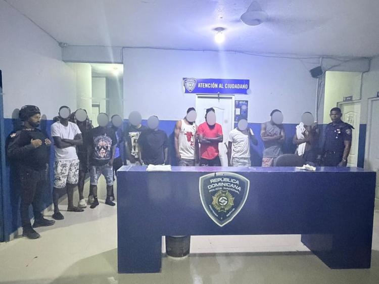 Detienen 22 haitianos en condición migratoria irregular durante operativos en Hoyo de Friusa