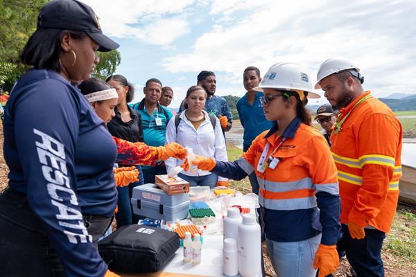 During each monitoring session, Barrick’s Pueblo Viejo Mine participants accompany technical teams into the field to observe and collect samples, including sampling points where treated water from the operation is discharged, nearby rivers, and other water bodies.