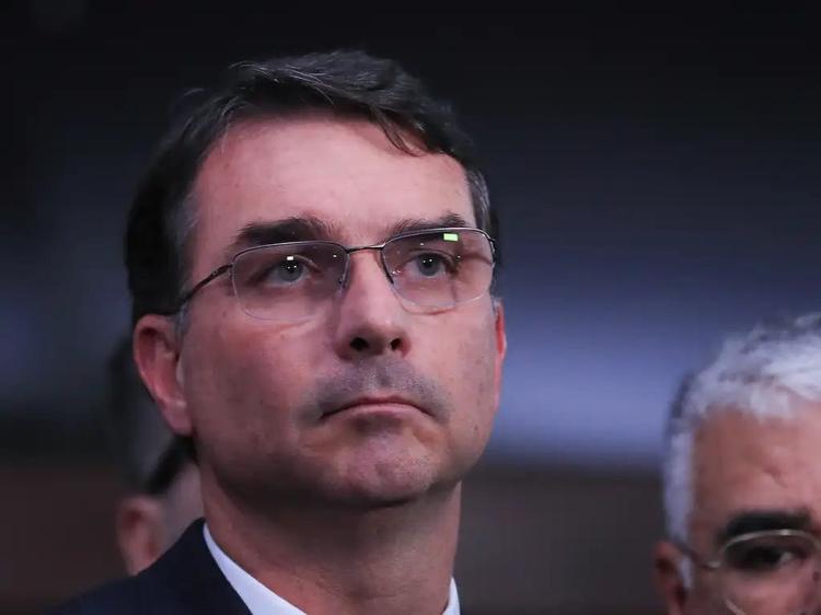 Flávio diz que Zema foi 'precipitado' ao criticar negociação com Vorcaro para filme sobre Bolsonaro
