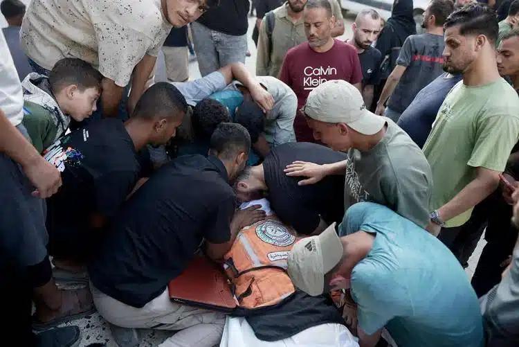 Gaza, crolla edificio per sfollati palestinesi: almeno 11 morti, tra cui cinque bambini