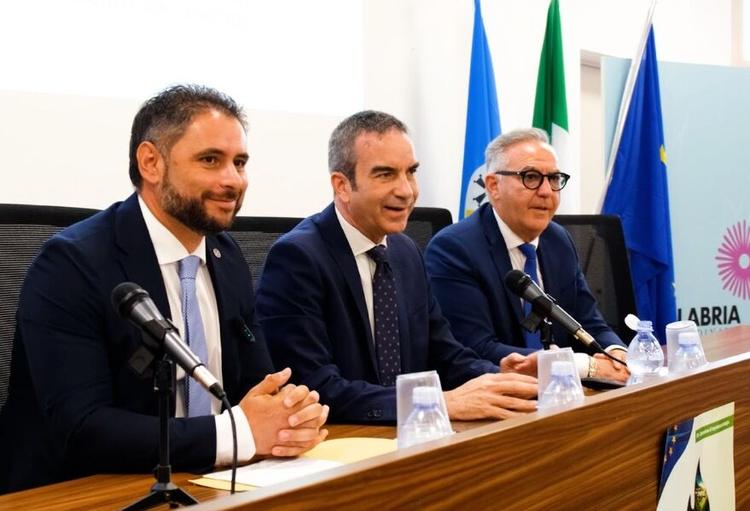 Depurazione in Calabria, Occhiuto annuncia 175 milioni di euro di investimenti e «tolleranza zero» contro gli scarichi abusivi