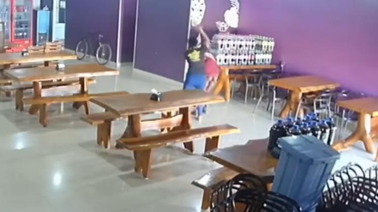 VÍDEO: Mulher é expulsa a chineladas ao tentar furtar loja de açaí em Uberlândia