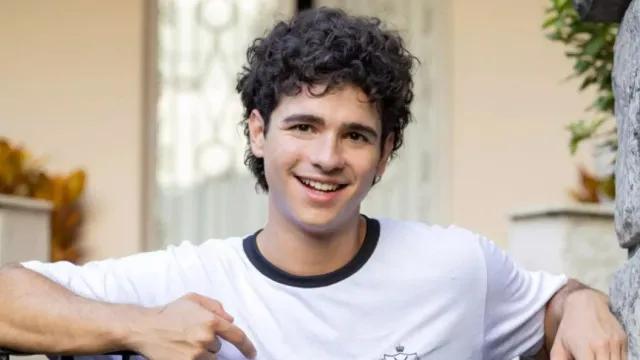 'Não vou fingir normalidade', diz João Victor Gonçalves sobre sucesso em 'Quem Ama Cuida'