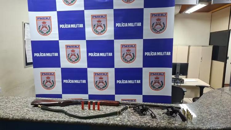 Homem é preso com dois revólveres e uma espingarda em Miguel Pereira