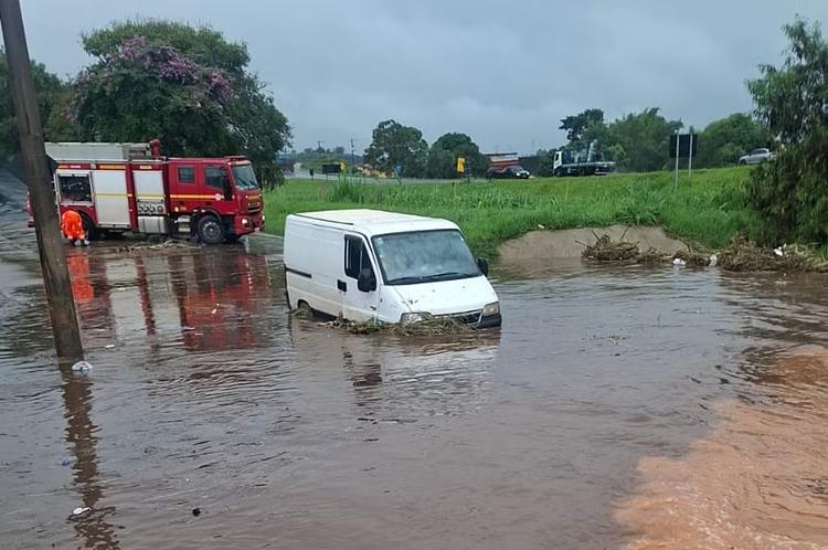 Chuva forte causa alagamentos em São Sebastião do Paraíso e duas pessoas são resgatadas de veículos atingidos pela água
