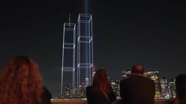 Nueva York recuerda a las víctimas del 11-S con 2,977 drones sobre el puerto