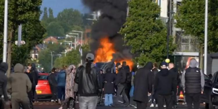 Disordini anti-migranti a Belfast, case bruciate e caccia agli stranieri
