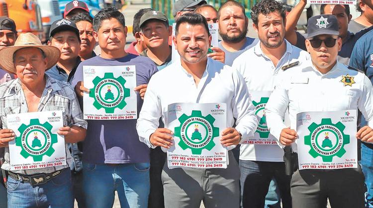 Roberto Flores entrega calcomanías a transportistas para ordenar las calles de Xochitepec