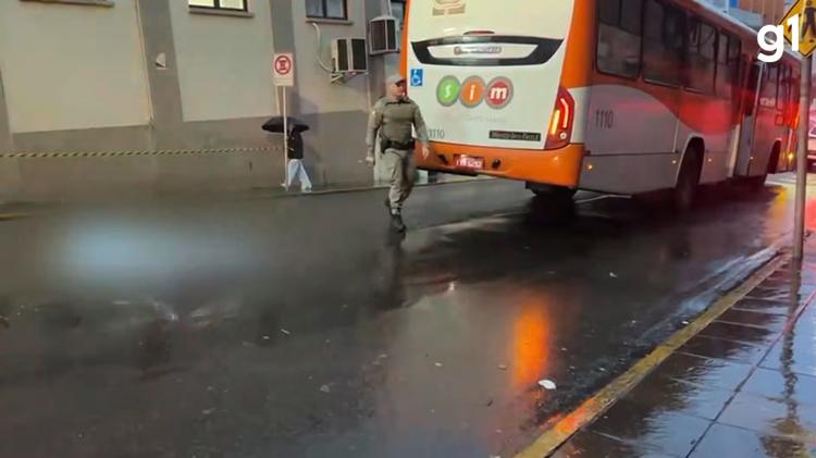 Mulher morre atropelada por ônibus ao atravessar rua em Santa Maria