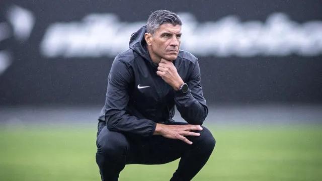 Pedro Emanuel promete tirar o Vasco da zona de rebaixamento