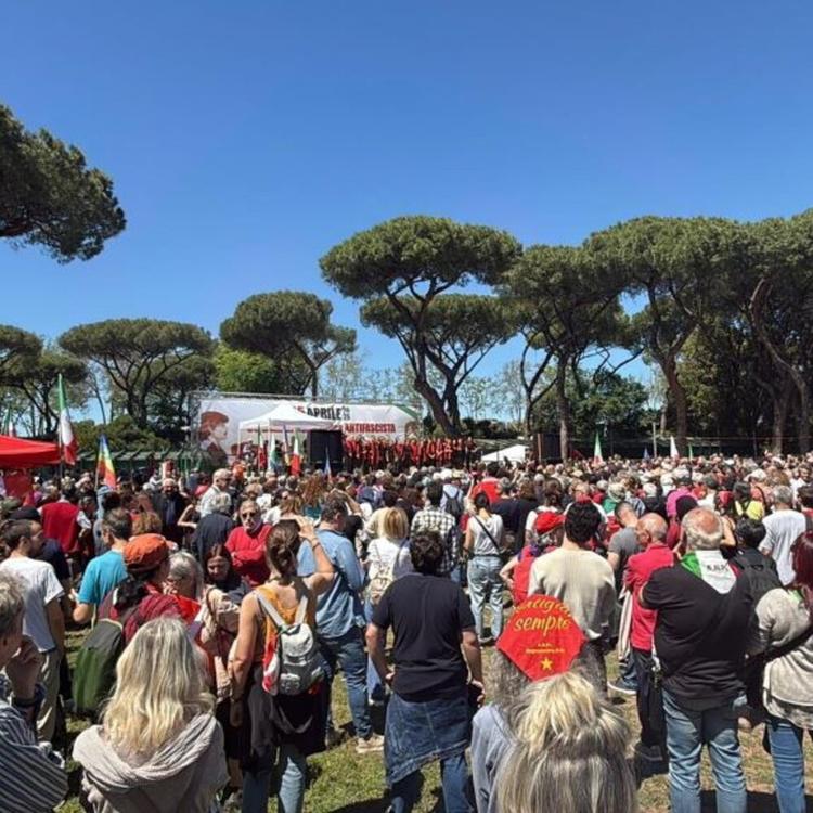 Roma: colpi di pistola ad aria compressa durante il corteo del 25 aprile. Ferita una coppi...