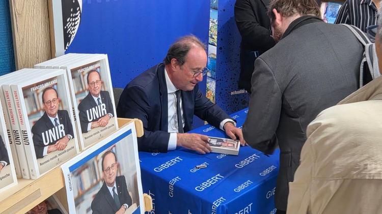 François Hollande à Marseille, un livre dédicacé et des idées pour 2027