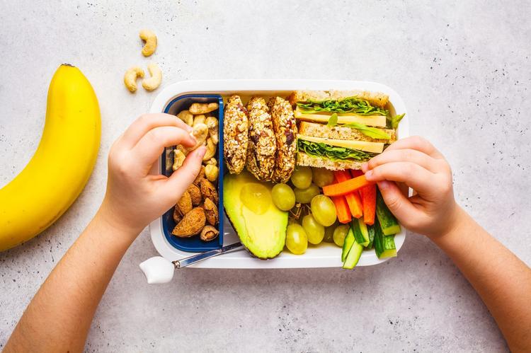  Kinderbrotdose mit gesundem Frühstück aus Brot, Obst und Gemüse