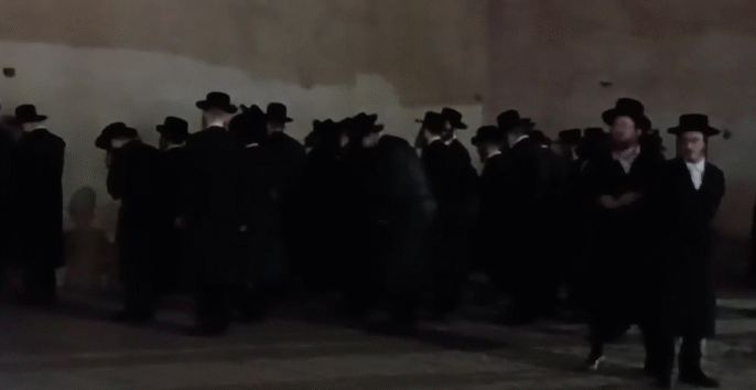 أثارت فضول مواطنين.. مجموعة من الطائفة اليهودية تؤدي طقوسا دينية أمام باب دكالة&nbsp;+ڤيديو