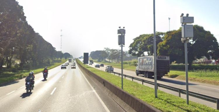 Motociclista de 18 anos morre após colisão com caminhão na Dutra em Caçapava, SP