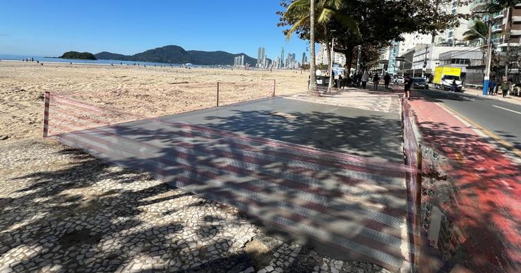 Trechos do calçadão da Praia Central começam a ser reconstruídos em Balneário Camboriú