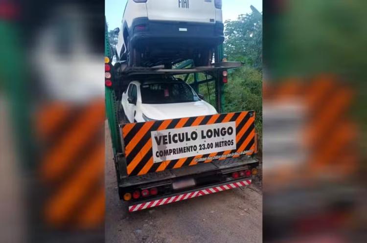 Carreta cegonha com veículos novos é encontrada abandonada em rodovia de Araçariguama