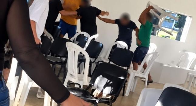 Grupo invade igreja, agride fiéis com cadeiras e ameaça matar pastor em SP