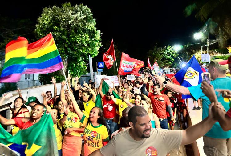 Ato em Fernando de Noronha reúne moradores em apoio à reeleição de Lula