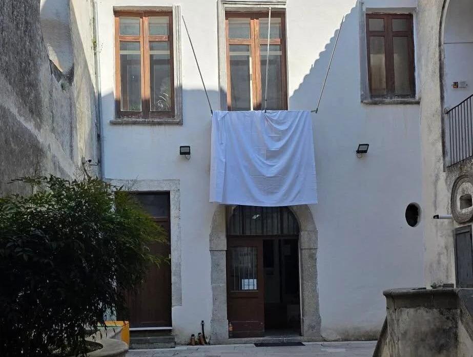 Strage di Capaci, il Comune di Caggiano espone il lenzuolo bianco della legalità