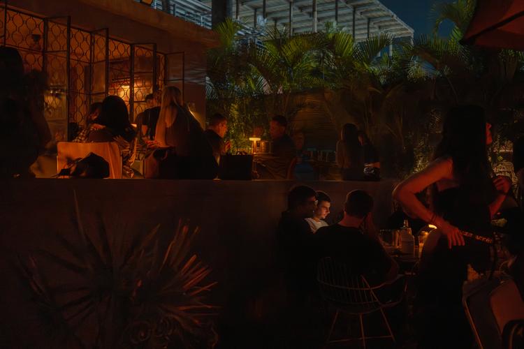 Comensales del local Dos Puntos en Caracas, el 11 de abril.