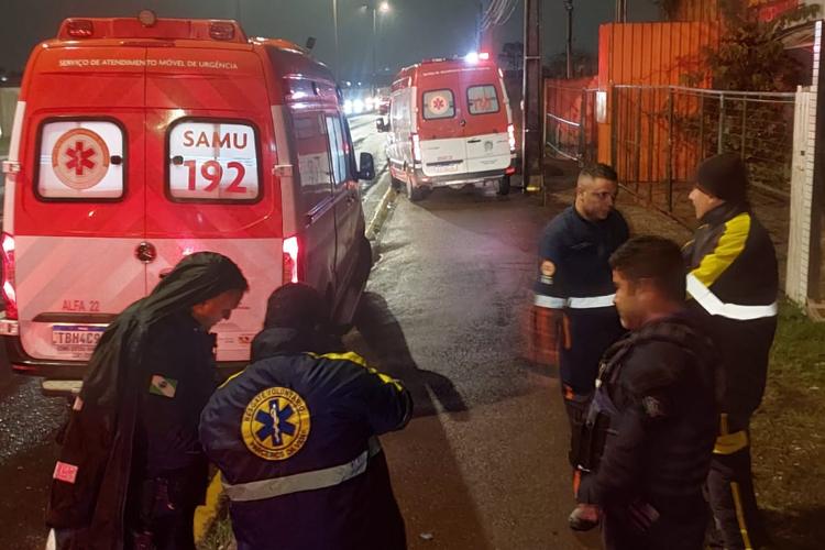 Enquanto atendia vítimas de acidente, socorrista do Samu é atropelado por carro em avenida na Grande Curitiba; motorista fugiu