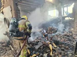 WhatsApp Image 2026 06 21 at 15.47.31 Incêndio de grandes proporções atinge duas empresas em Baependi