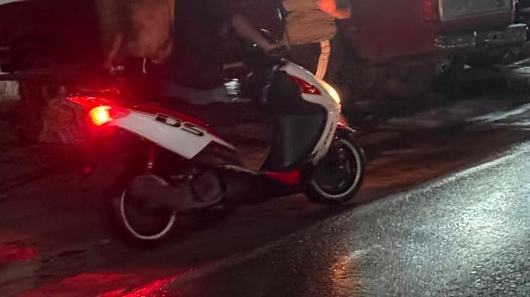 ¡Salió volando! Motociclista que no llevaba casco sufre una aparatosa caída en pleno centro de Miacatlán